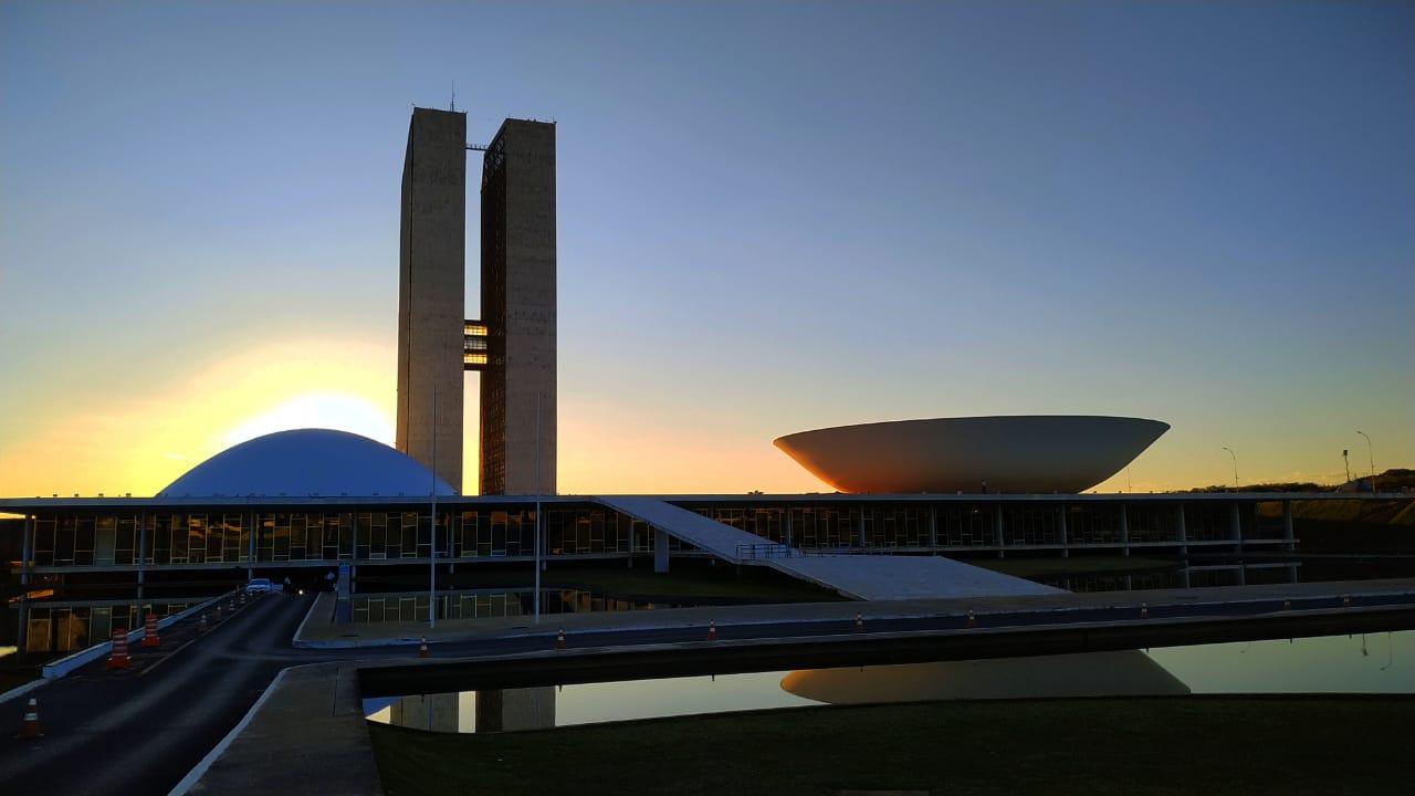 Congresso quer tirar dinheiro de saúde e infraestrutura para inflar fundo eleitoral